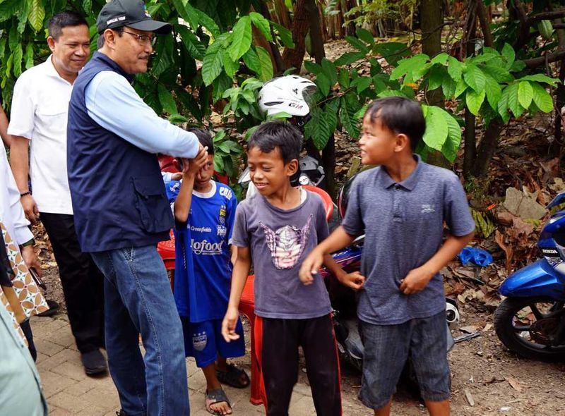 antarafoto-menteri-sosial-kunjungi-calon-siswa-sekolah-rakyat-1747058228-1 Menteri Sosial Saifullah Yusuf (kedua kiri) menyapa sejumlah anak-anak usai mengunjungi sejumlah calon siswa Sekolah Rakyat di Dusun Gunung Sulah, Way Halim, Bandar Lampung, Lampung, Senin (12/5/2025). Kemensos akan membangun dua lokasi pelaksanaan program Sekolah Rakyat di Provinsi Lampung dengan kapasitas mencapai 100 siswa dari setiap jenjang dari SD, SMP, dan SMA yang merupakan bagian dari 53 lokasi pelaksanaan program Sekolah Rakyat di Indonesia. ANTARA FOTO/Ardiansyah