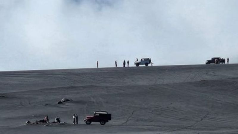 wisatawan menikmati suasana di kawasan Lautan Pasir di Gunung Bromo