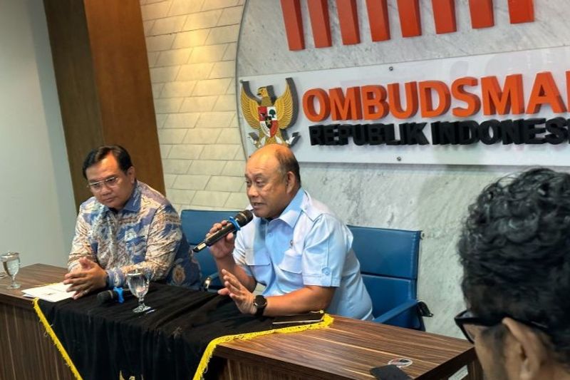 Anggota Ombudsman RI Yeka Hendra Fatika (kiri) bersama Kepala Badan Gizi Nasional Dadan Hindayana