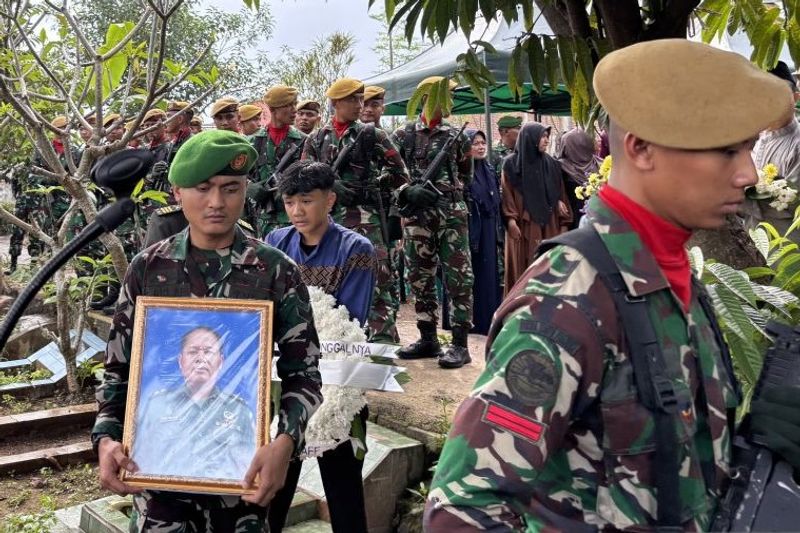 Situasi Jenazah Mayor (Cpl) Anda Rohana, prajurit Gupusmu III Jakarta korban ledakan di Garut Situasi Jenazah Mayor (Cpl) Anda Rohana, prajurit Gupusmu III Jakarta yang gugur dalam ledakan di Garut saat dimakamkan di Desa Cinunuk, Kecamatan Cileunyi, Kabupaten Bandung, Jawa Barat, Selasa (13/5/2025). (ANTARA/Rubby Jovan)