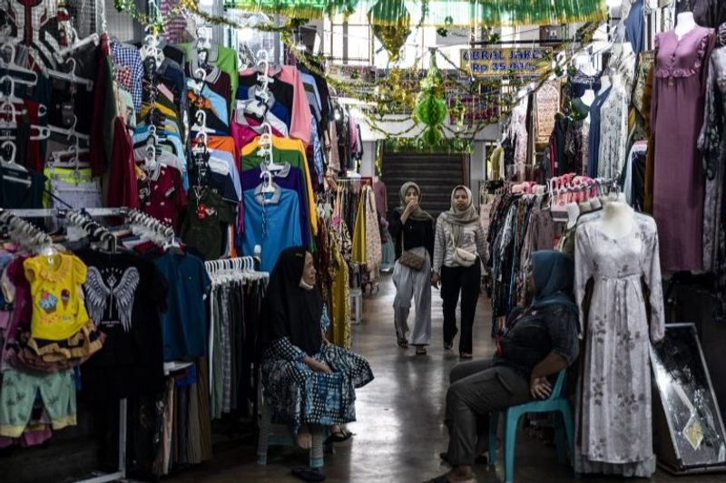 Sejumlah warga berada di kawasan los pakaian Pasar Johar