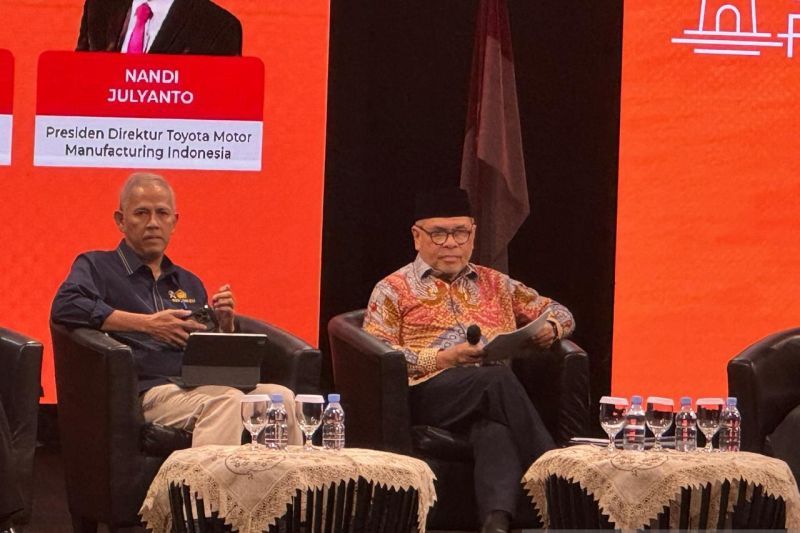 Wakil Menteri Keuangan Anggito Abimanyu dan Duta Besar Indonesia untuk China Djauhari Oratmangung