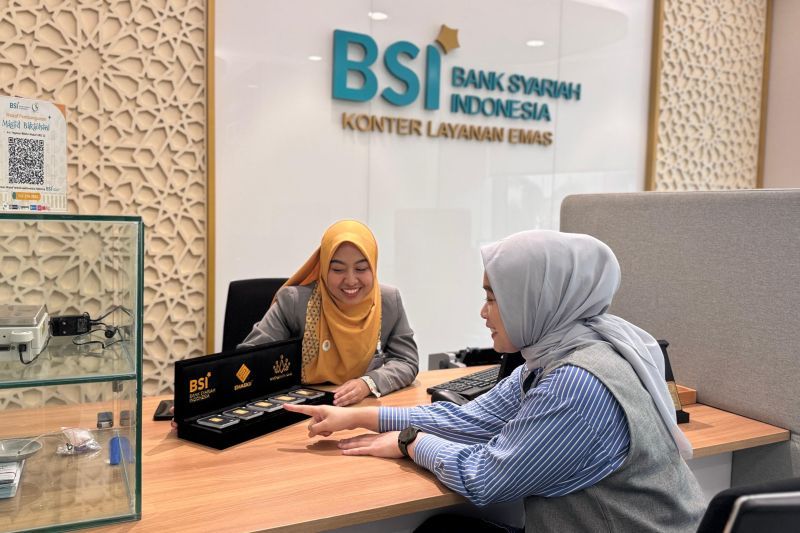 Petugas layanan PT Bank Syariah Indonesia Tbk (BSI) melayani nasabah cicil emas