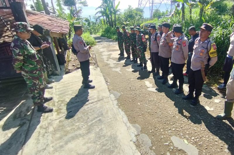 Tim SAR gabungan bersiap melakukan pencarian seorang pendaki yang hilang di Gunung Cikuray Tim SAR gabungan bersiap melakukan pencarian seorang pendaki yang hilang di Gunung Cikuray, Kecamatan Cilawu, Kabupaten Garut, Jawa Barat, Kamis (15/5/2025). (ANTARA/HO-Polres Garut)