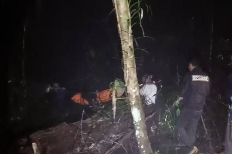 Tim SAR megevakuasi jenazah seorang pendaki yang tewas di puncak Gunung Pesagi