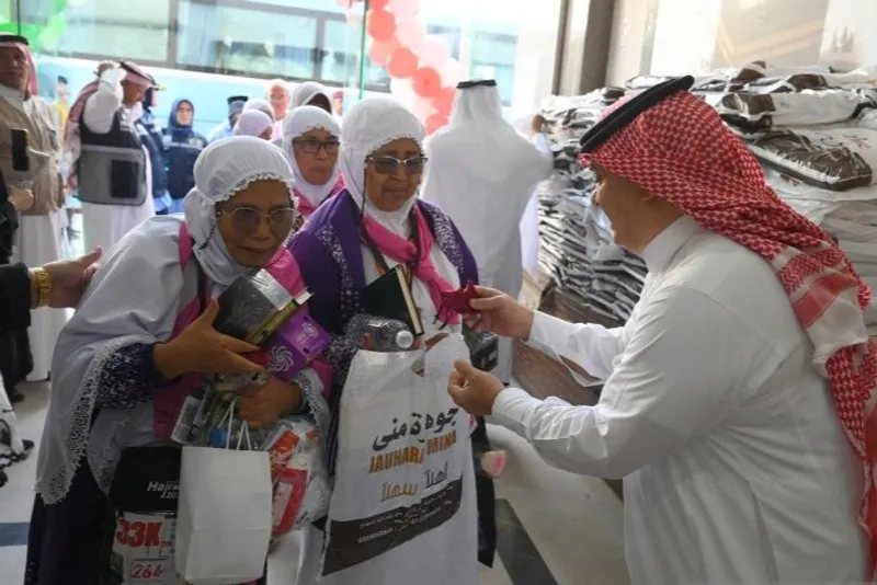 Petugas syarikah memberikan aneka cendera mata saat menyambut jamaah calon haji Indonesia