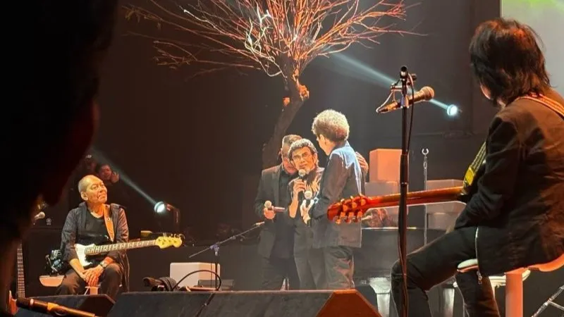 Penyanyi Rhoma Irama saat tampil dalam konser band rock God Bless