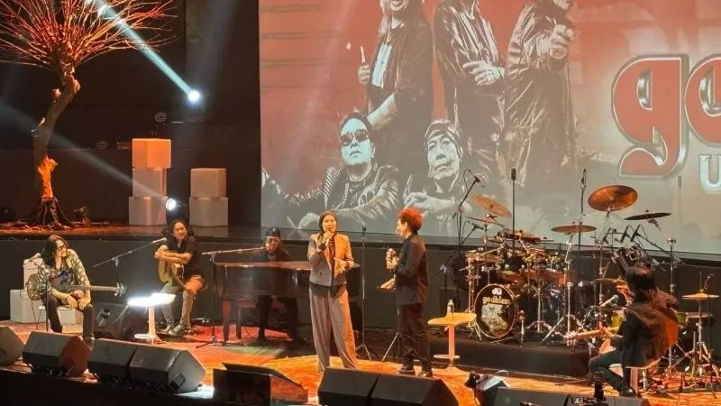 Penampilan bintang tamu Nicky Astria Penampilan bintang tamu Nicky Astria dalam konser band rock legendaris God Bless bertajuk "GodBless Unplugged" yang digelar di Jakarta, Sabtu (17/5/2025). ANTARA/Sinta Ambar