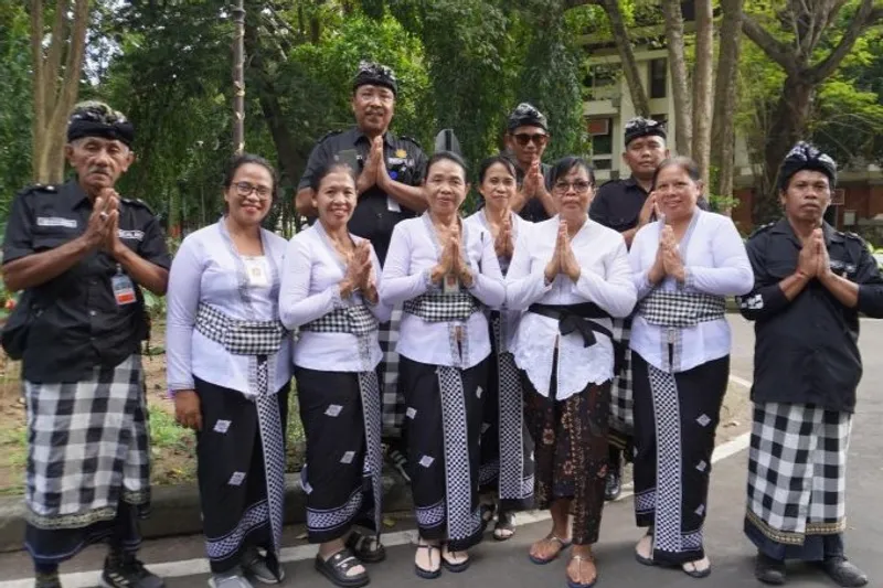 Potret Pecalang Istri Pura Luhur Batukaru Tabanan