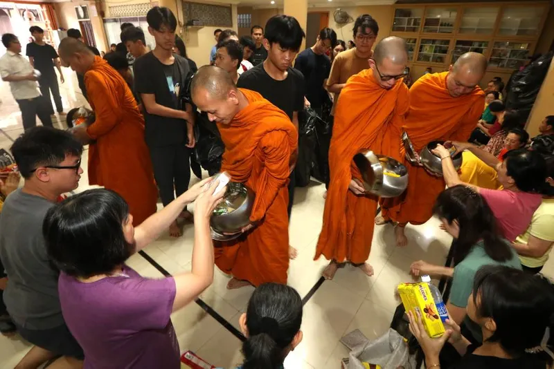 antarafoto-tradisi-pindapatta-umat-buddha-1747546830-1