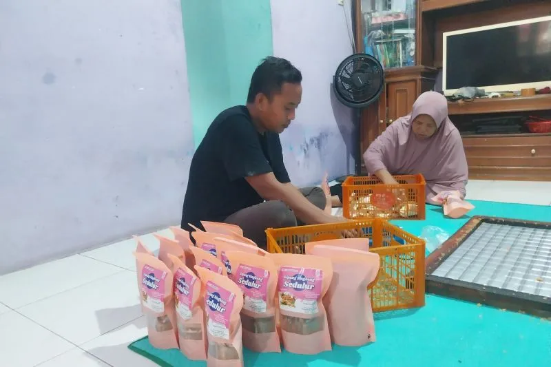 Pekerja saat sedang melakukan pengemasan kue gipang
