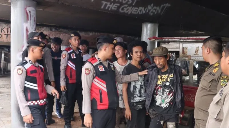 Petugas melakukan razia pelaku premanisme di wilayah Kabupaten Bogor