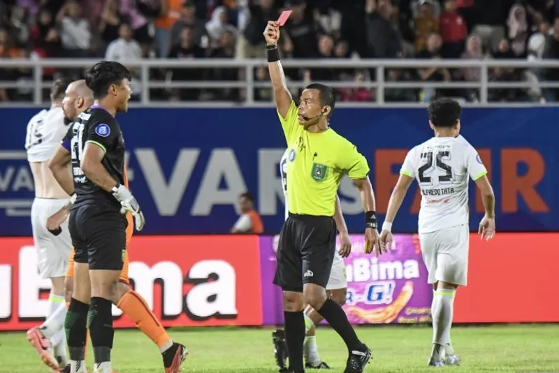 Penjaga gawang Persebaya Surabaya Ernando Ari Sutaryadi (