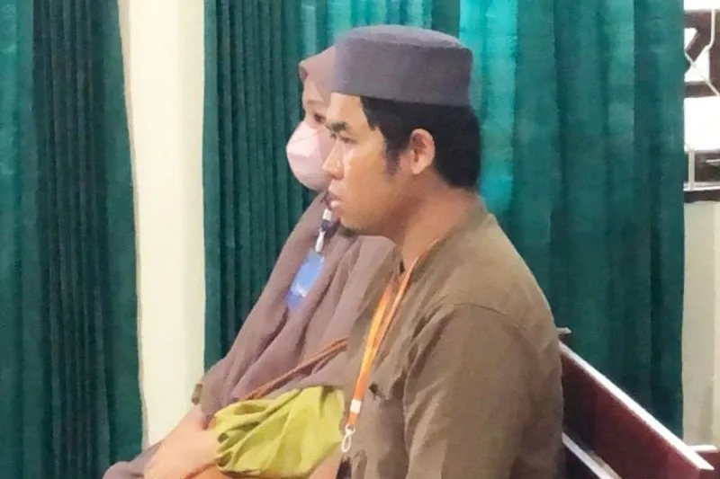 Firly Nurachim pemilik UMKM Mama Khas Banjar didampingi istri
