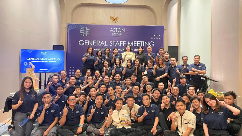Photo Bersama Staff, HOD & Direktur