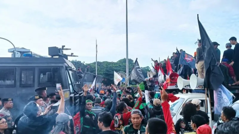 Aksi unjuk rasa ojol yang sempat memanas di Jakarta Aksi unjuk rasa ojol yang sempat memanas di Jakarta, Selasa (20/5/2025). ANTARA/Khaerul Izan