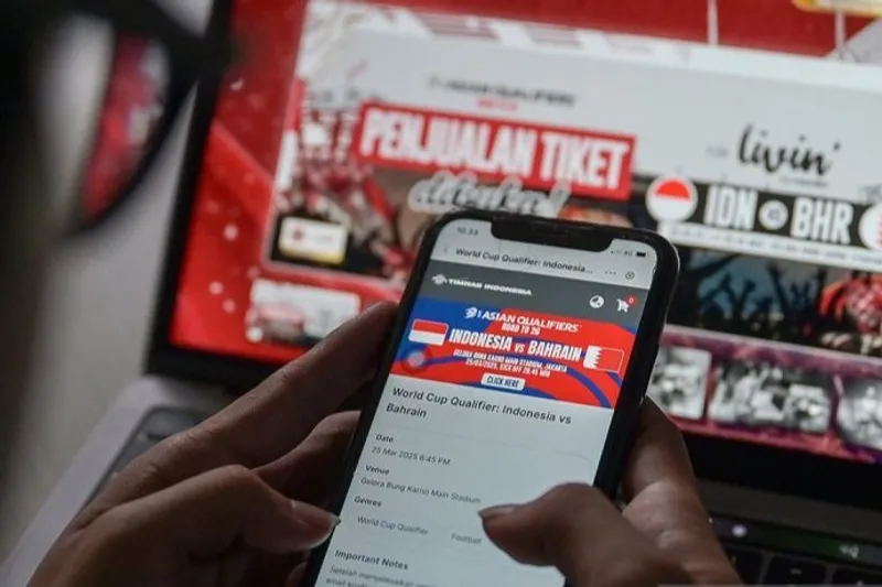 Seorang warga membeli tiket pertandingan Kualifikasi Piala Dunia 2026 zona Asia