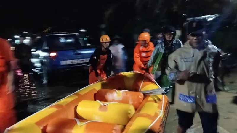 Petugas tim gabungan menyiagakan perahu karet untuk mengevakuasi warga korban banjir di Trenggalek