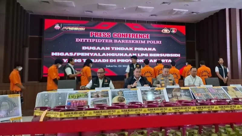 Tersangka kasus dugaan penyelewengan LPG 3 kilogram bersubsidi di Bareskrim Polri