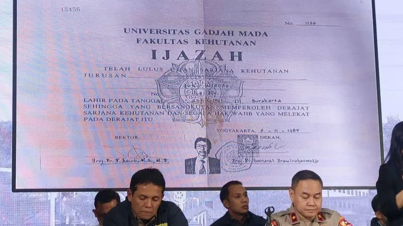 Gambar fotokopi ijazah mantan Presiden RI Joko Widodo (Jokowi) di konferensi pers Bareskrim Polri