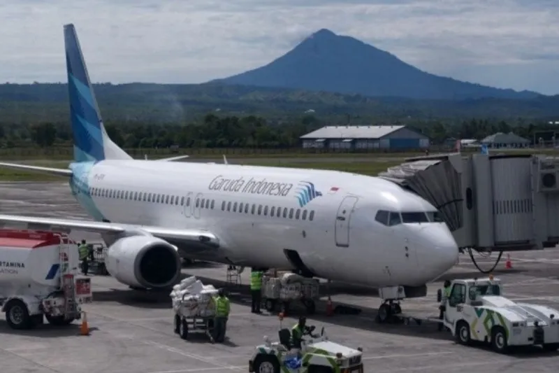 Pekerja menurunkan muatan kargo dari pesawat Garuda Indonesia