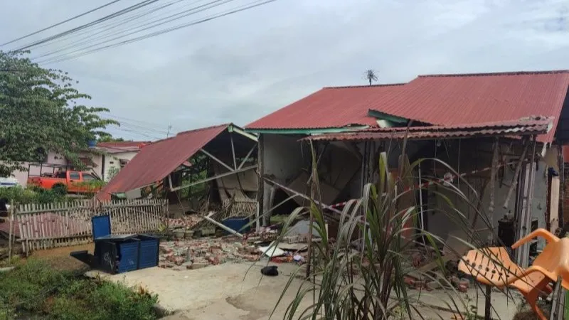 Kondisi rumah warga di Perumahan Rafflesia Griya Asri Kota Bengkulu yang rusak akibat gempa bumi