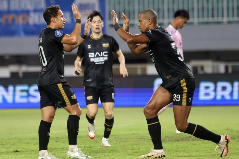 Pesepak bola Dewa United Alexs Martins