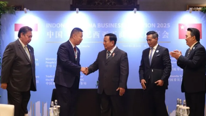 Presiden Prabowo Subianto berjabat tangan dengan pengusaha asal China