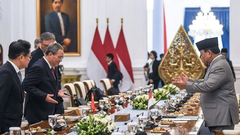 Presiden Prabowo Subianto (kanan) mempersilakan Perdana Menteri China Li Qiang (kedua kiri)