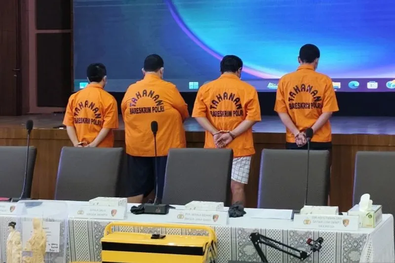 Empat tersangka yang diduga merupakan bagian dari sindikat penjualan gading gajah ilegal