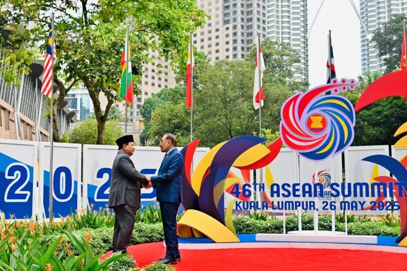 Presiden RI Prabowo Subianto (kiri) dan Perdana Menteri Malaysia Anwar Ibrahim