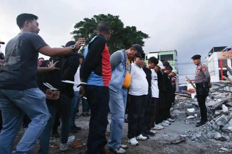 Polda Metro Jaya mengamankan belasan preman dari sebuah ormas yang diduga menguasai lahan  bmkg