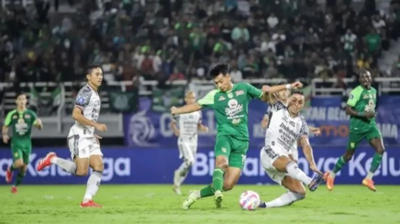 Pesepak bola Persebaya Surabaya Malik Risaldi