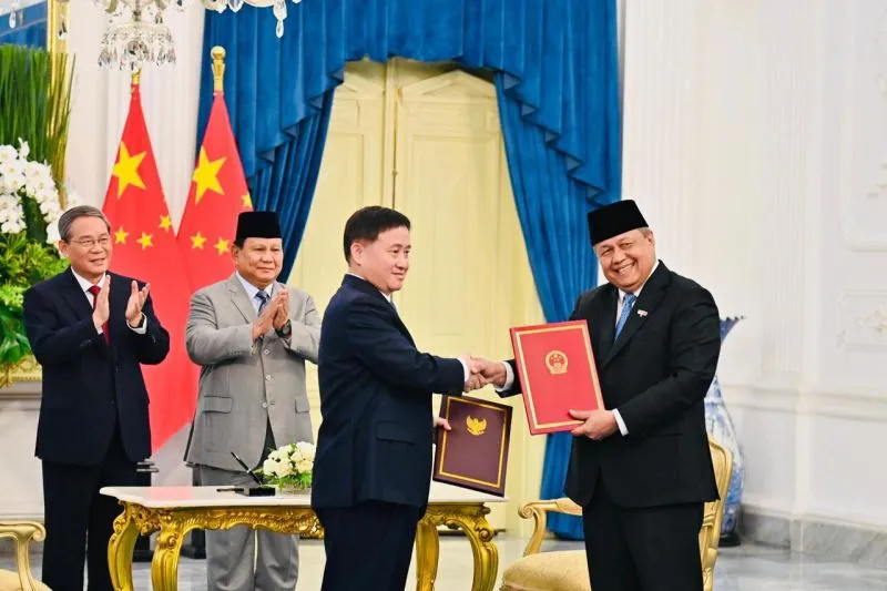 Gubernur BI Perry Warjiyo (depan, kanan) dan Gubernur PBOC Pan Gongsheng (depan, kiri)