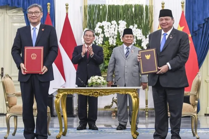 Presiden Prabowo Subianto (kedua kanan) bersama Perdana Menteri China Li Qiang