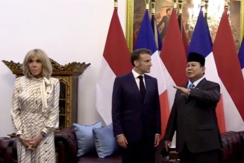 Presiden Prabowo Subianto (kanan) dan Presiden Prancis Emmanuel Macron (tengah