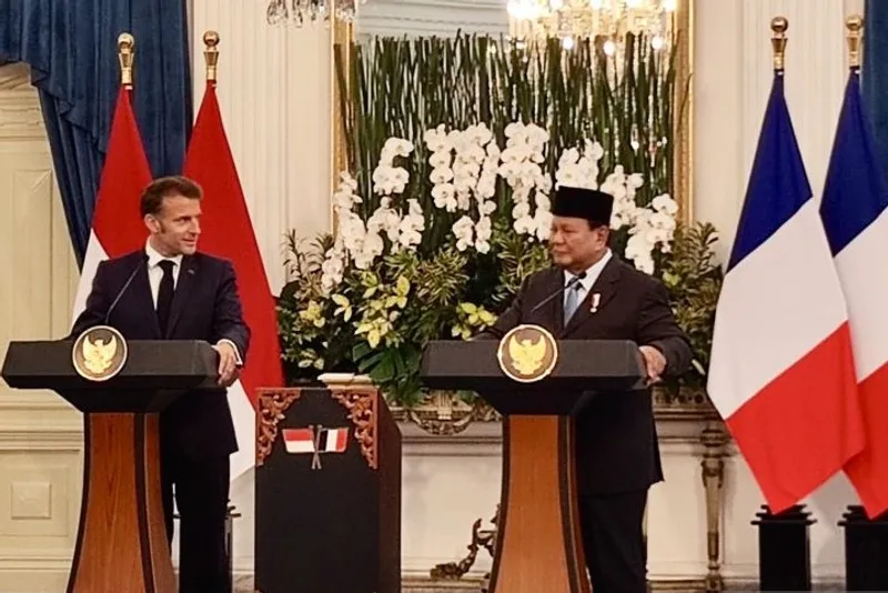 Presiden Prabowo Subianto (kanan) bersama Presiden Prancis Emmanuel Macron (kiri)
