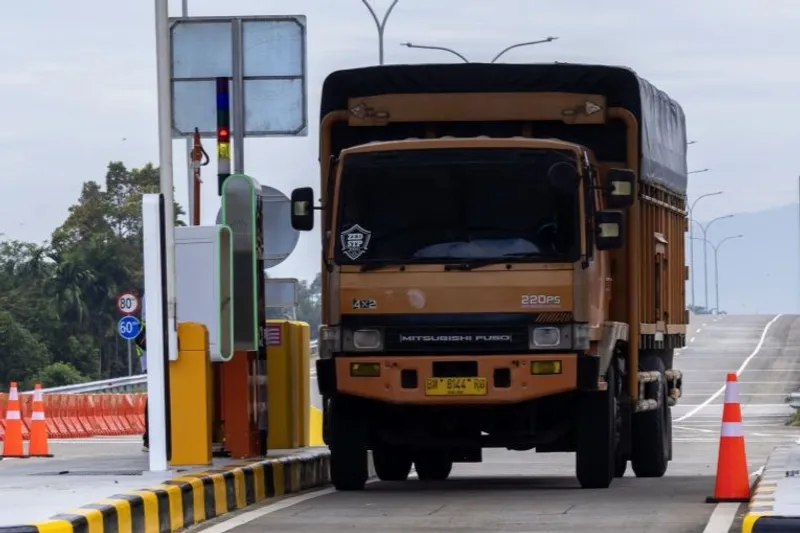 Sebuah truk berhenti untuk melakukan tapping di Gerbang Tol Padang-Sicincin
