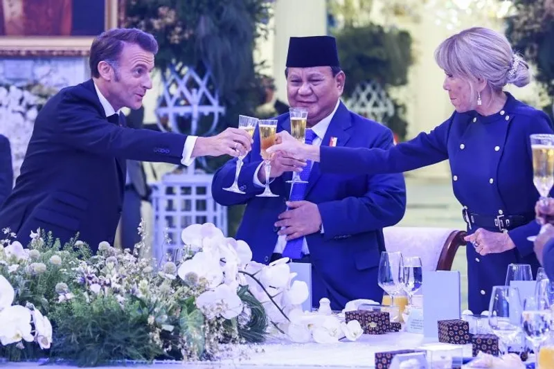 Presiden Prabowo Subianto (tengah) bersama Presiden Prancis Emmanuel Macron (kiri)