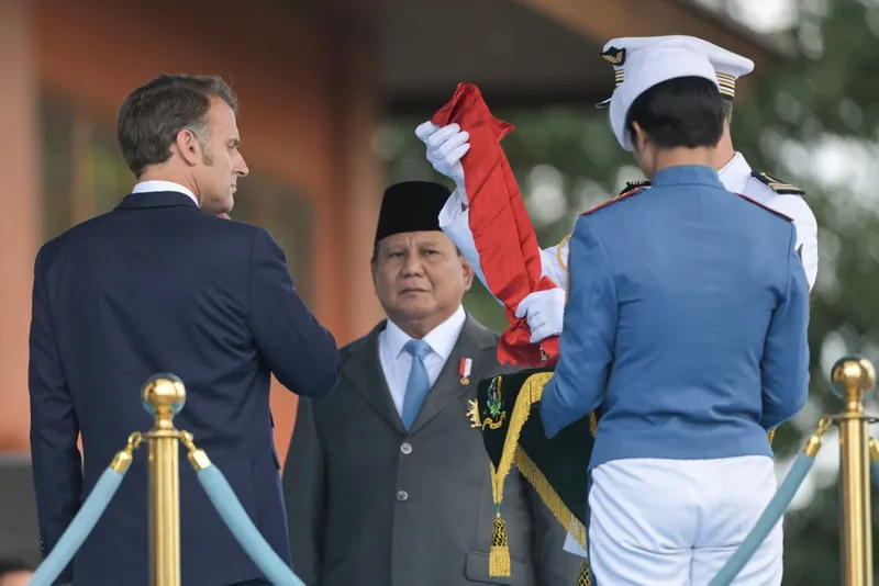 antarafoto-presiden-prabowo-dan-presiden-macron-kunjungi-akmil-1748506225-1