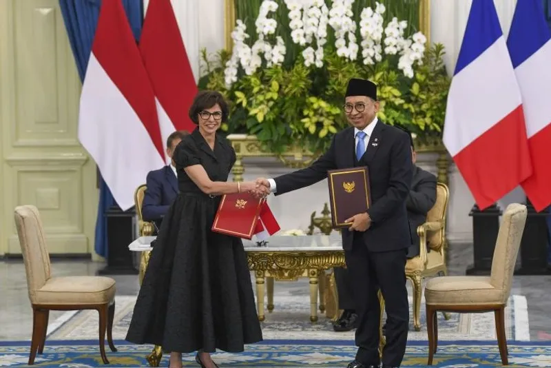 Menteri Kebudayaan RI Fadli Zon (kanan) dan Menteri Kebudayaan Prancis Rachida Dati (kiri)