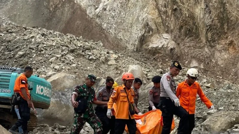 Petugas saat mengevakuasi jasad korban yang sempat tertimbun material longsor di Gunung Kuda