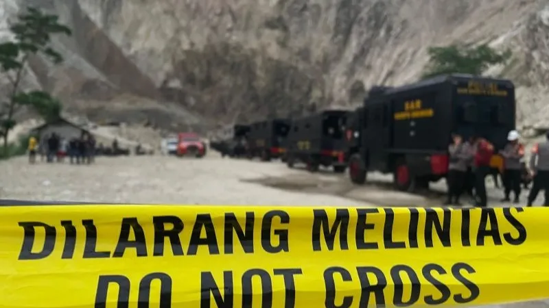 Garis polisi yang terpasang di area kejadian longsor di Gunung Kuda Cirebon
