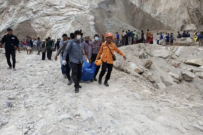 Petugas gabungan saat mengevakuasi jasad korban tertimbun longsor di Gunung Kuda