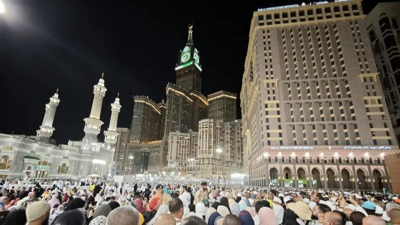 Jamaah calon haji dari berbagai negara berjalan usai menunaikan Shalat Maghrib di Masjidil Haram