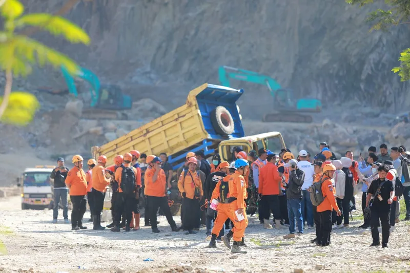 Suasana proses evakuasi korban longsor tambang Galian C Gunung Kuda
