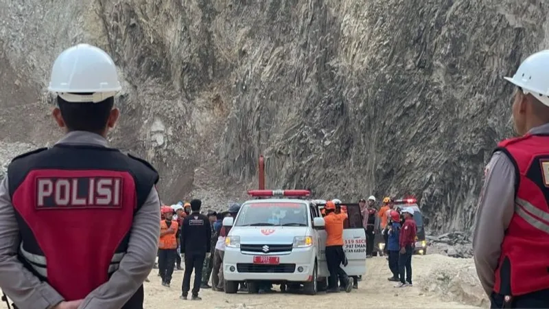 Petugas gabungan saat mengevakuasi tiga jenazah korban longsor di Gunung Kuda Cirebon