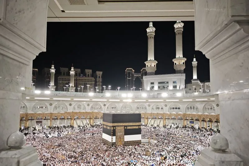 Jamaah calon haji dari berbagai negara melakukan Tawaf di Masjidil Haram