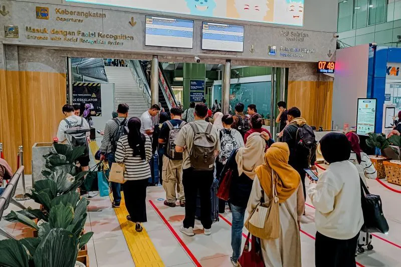 Penumpang kereta api bersiap berangkat menuju tujuan masing-masing dari Stasiun Gambir