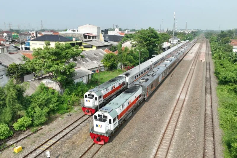 Ilustrasi kereta api jarak jauh (KAJJ)